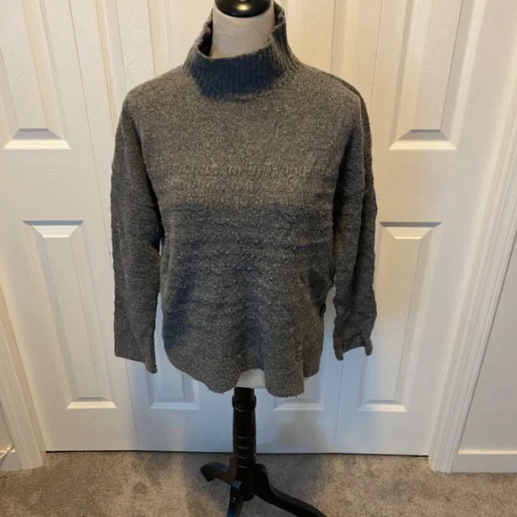 Max Studio size M pullover - Picture 2 of 6